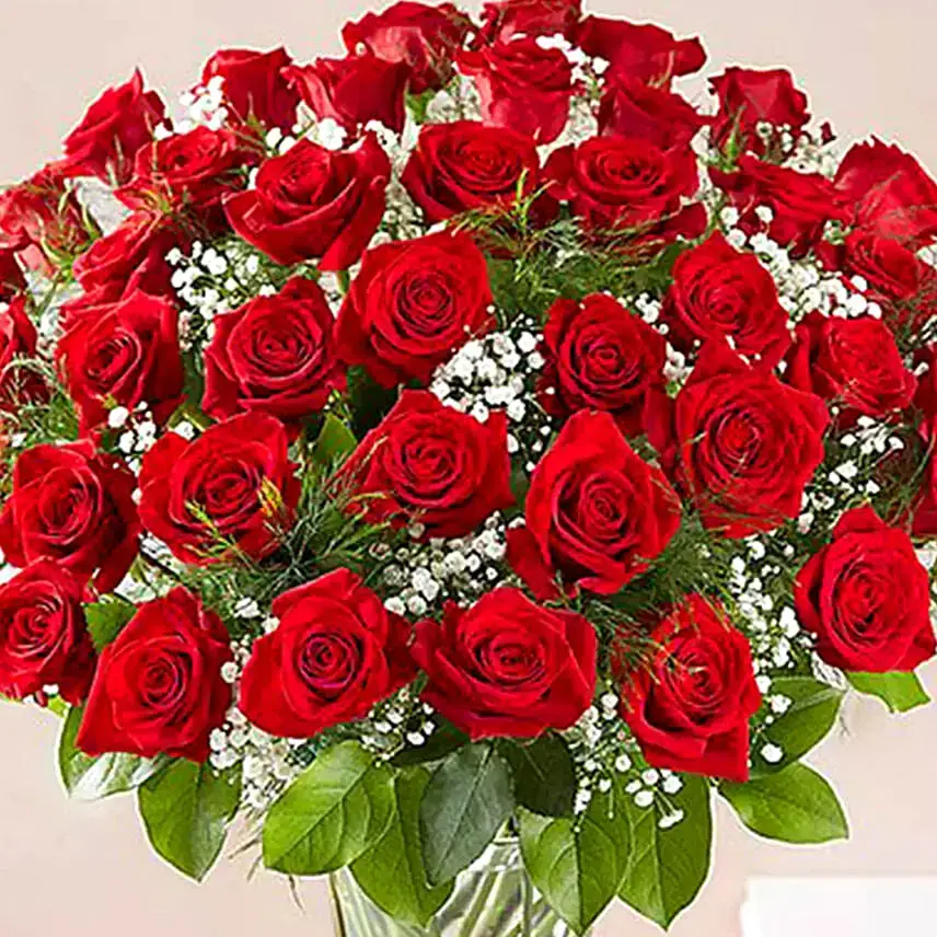 1-kg-chocolaty-red-velvet-cake-with-50-roses-arrangement_3.webp