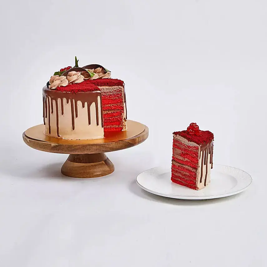 1-kg-chocolaty-red-velvet-cake-with-50-roses-arrangement_4.webp