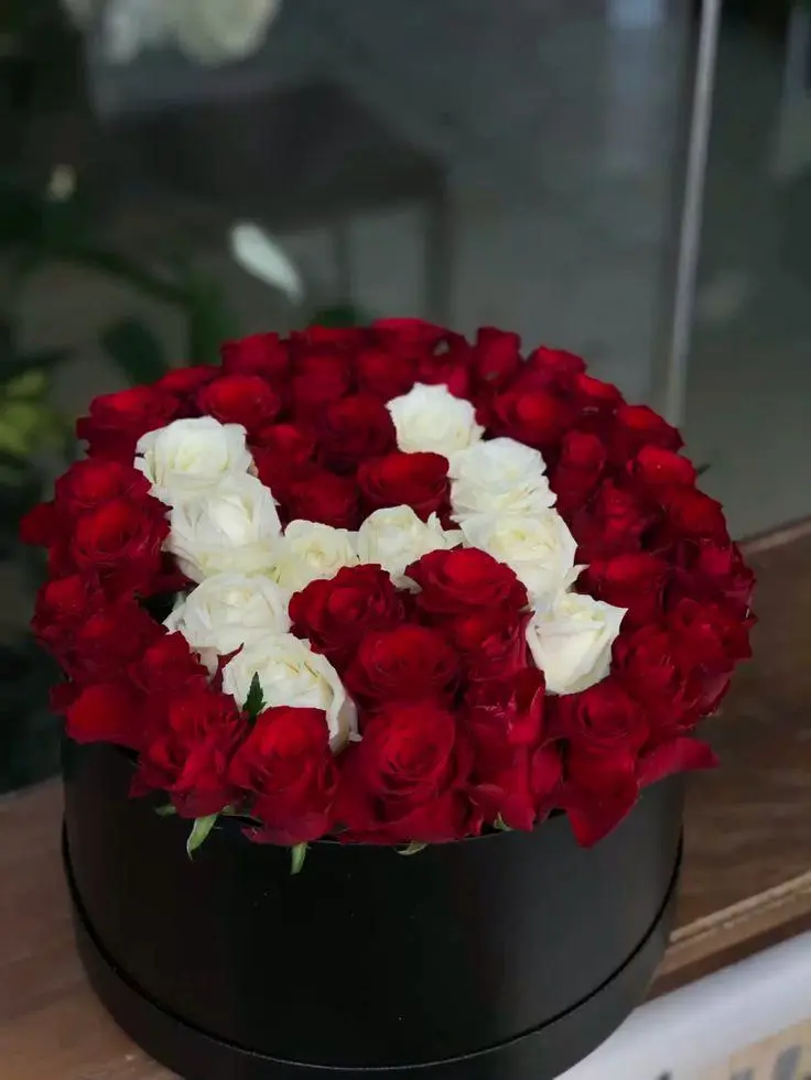 Elegant Harmony – Mixed Red & White Rose Hatbox