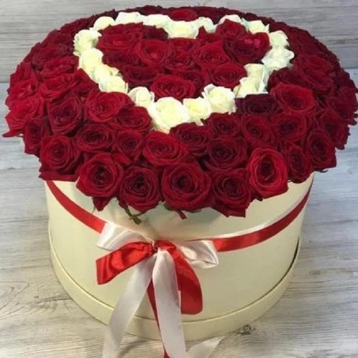 Elegant Harmony – Mixed Red & White Rose Hatbox