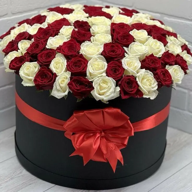 Grand Elegance – Large Black Hatbox with Red & White Roses